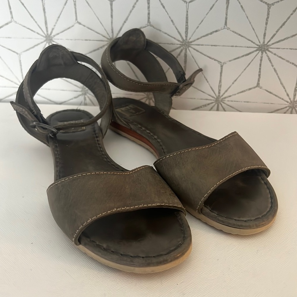 Frye Mandy Ankle leather sandal size 8 color is green